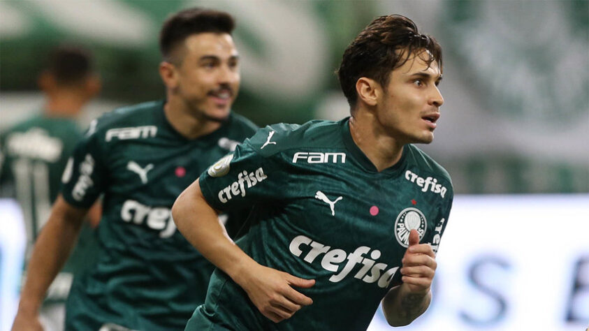 ESQUENTOU - O Inter Miami, dos Estados Unidos, sinalizou com a possibilidade de oferecer 12 milhões de dólares (cerca de R$ 68 milhões, na cotação atual) por Raphael Veiga, do Palmeiras. O Palmeiras possui 65% dos direitos de Raphael Veiga e teria direito a aproximadamente R$ 44 milhões. O jogador iria para os Estados Unidos somente em janeiro de 2022, com a abertura da janela internacional de transferências.