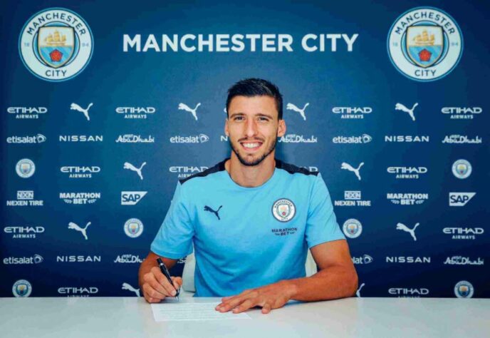 2 - Manchester City - O Manchester City investiu 156,8 milhões de euros (cerca de R$ 1 bilhão). A contratação mais cara foi o zagueiro português Rúben Dias, ex-Benfica. 