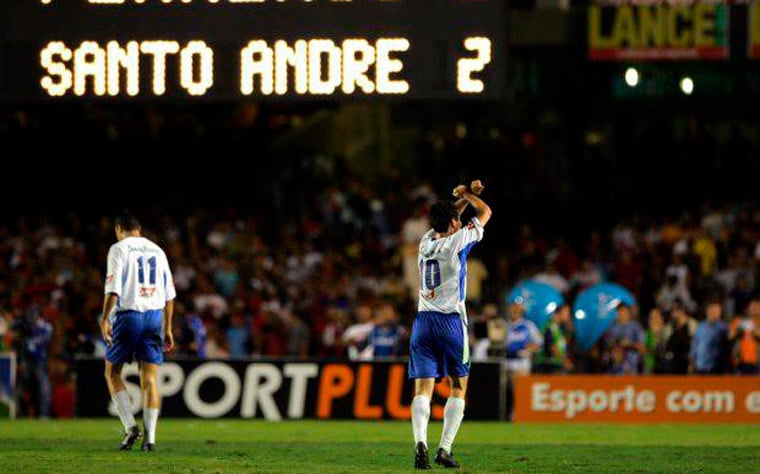 Jogo de ida da final de 2004: Santo André 2 x 2 Flamengo - Na volta, o Santo André venceu por 2 a 0 e foi campeão.
