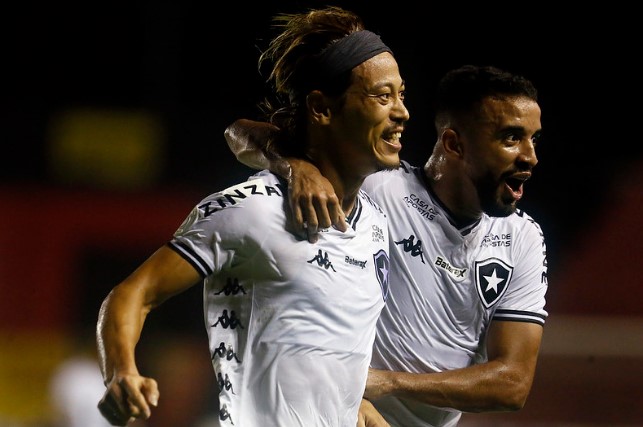 Depois de um primeiro tempo de ouro e um segundo tempo mais tenso devido à expulsão de Rafael Forster, o Botafogo conseguiu segurar a vitória construída na etapa inicial e, pela primeira vez no Campeonato Brasileiro 2020, alcançou o segundo triunfo consecutivo. Confira os destaques do jogo e as notas do LANCE! (Por Luiz Portilho - portilhoneto@gmail.com)