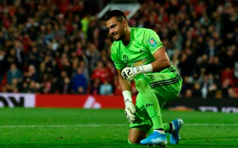 ESQUENTOU - A diretoria do Racing tenta encaixar a chegada do goleiro Sergio Romero, atualmente no Manchester United. Em conversa com a "TNT Sports" da Argentina, Victor Blanco, presidente do time argentino, foi sincero e disse que só depende da vontade do arqueiro para jogar em Avellaneda.