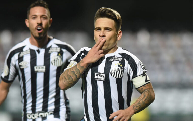 ESQUENTOU - O Conselho Deliberativo do Santos foi favorável a proposta do Huachipato (CHI) pelo atacante Soteldo. Agora, basta o atleta e os seus representantes serem favoráveis ao negócio para que ele chegue a um desfecho. A equipe do Chile já possui 50% dos direitos econômicos de Soteldo e voltaria a ter a integralidade do passe, perdoando a dívida de 3,5 milhões de dólares (R$ 19,6 mi na cotação atual) que o Santos possui, no qual o Alvinegro é sancionado na Fifa com o banimento no registro de novos atletas. Além disso, o Huachipato (CHI) pagaria uma dívida de R$ 1,2 milhão referente a atrasos salariais e de direitos de imagem que a diretoria santista possui com o seu camisa 10 e repassaria 10% do valor de uma futura venda do jogador, que permaneceria no clube até ser vendido pelos chilenos a uma terceira equipe.