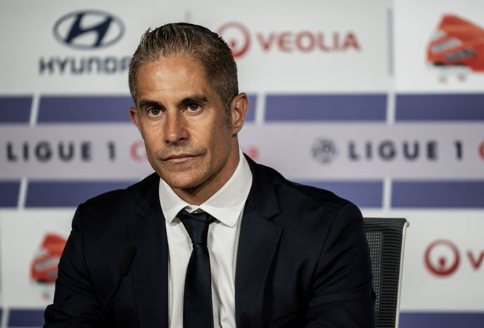 Até um técnico, Sylvinho, já dirigiu o clube. Isso foi em 2019, mas este não teve grande sucesso...