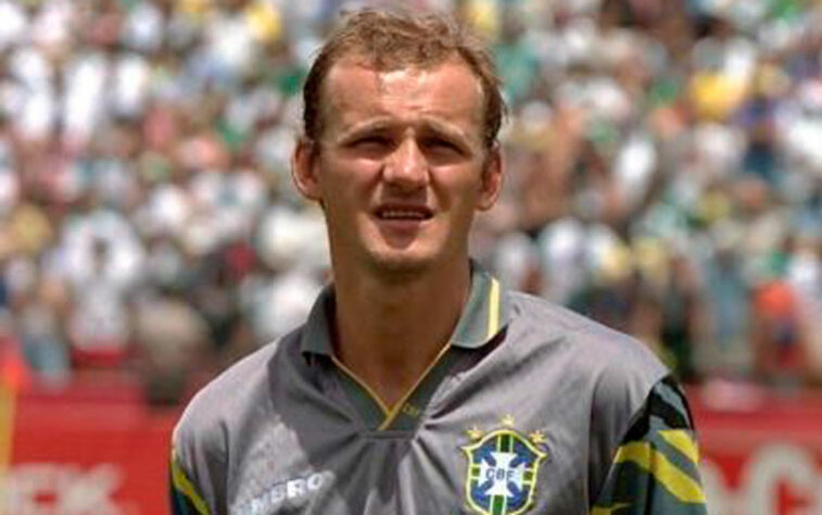 Taffarel: goleiro tetracampeão da Copa do Mundo com a Seleção Brasileira, Taffarel foi um grandes pegadores de pênalti na história e foi em uma cobrança que o famoso bordão "sai que é sua, Taffarel" surgiu.