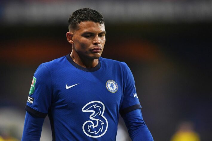 ESQUENTOU - Thiago Silva está discutindo com o Chelsea para prorrogar o seu contrato por mais um ano com os Blues. As duas partes não têm pressa em concluir o negócio, segundo Fabrizio Romano.