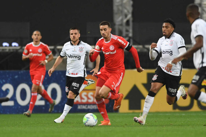 INTERNACIONAL - Sobe : Edenílson - Foi o jogador do Internacional que mais buscou o jogo e tentou criar, mas foi pouco efetivo. O ponto positivo foi pela insistência e entrega em campo. Desce: Vitor Cuesta e Thiago Galhardo - Galhardo não correspondeu e pouco participou do jogo. Além disso, fez uma falta boba em Otero no último lance da partida, sendo expulso direto.