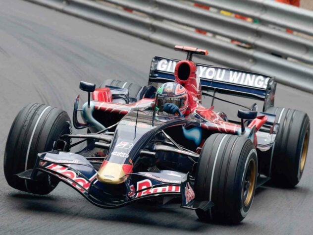 Em 2007, a Toro Rosso correu com o STR2 e só conseguiu alguns poucos resultados decentes no fim da temporada
