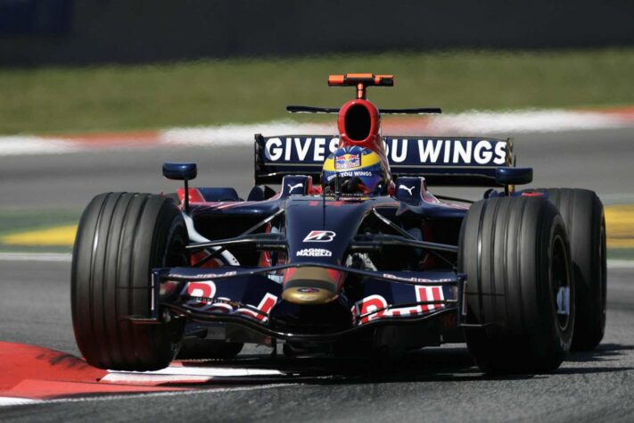 Com dupla nova de pilotos, Sebastian Vettel e Sébastien Bourdais, a Toro Rosso começou 2008 com o STR2B, mas sem grandes resultados. A vitória de Vettel em Monza foi já com o modelo STR3