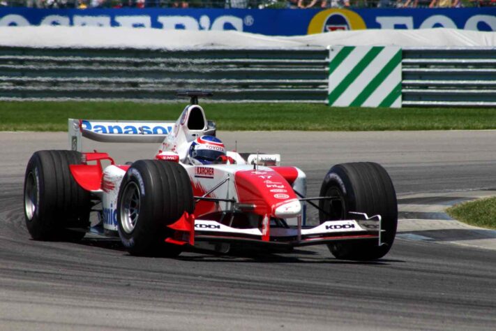 A Toyota começou 2004 com o modelo TF104, mas sem bom rendimento. Por isso, decidiu fazer mudanças a partir do GP da Alemanha
