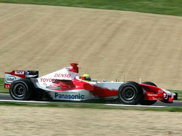 Olha a Toyota de novo! Em 2006, o TF106 começou o ano de maneira discreta. A equipe mudou para o TF106B no GP de Mônaco, mas a sonhada vitória ficou bem distante