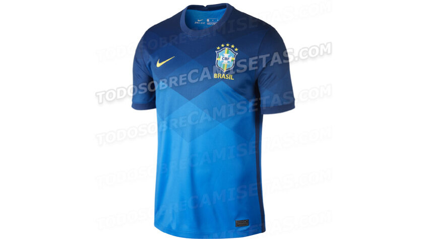 Os detalhes da camisa azul seguem o mesmo formato da gola e da borda da manga da camisa amarela.