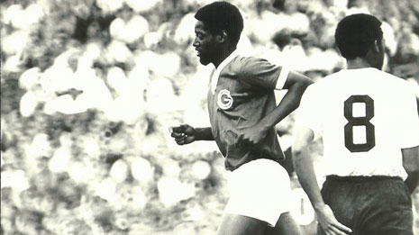 Em 1972 foi convocado para a Seleção Brasileira, mas foi dispensado para que disputasse os Jogos Olímpicos de Munique, na Alemanha, e jamais foi chamado novamente para a seleção principal. Infelizmente, Washington morreu no dia 15 de fevereiro de 2010, com 57 anos, devido a uma insuficiência renal, na cidade de Bauru (SP). Lá, ele era professor de futebol no Bauru Atlético Clube.