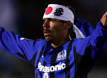 Araújo chegou ao Japão em 2004 para defender o Shimizu Pulse. Porém foi em 2005 que o atacante estourou. Foi artilheiro, MVP e ajudou o Gamba a conquistar a J1 pela primeira vez. 