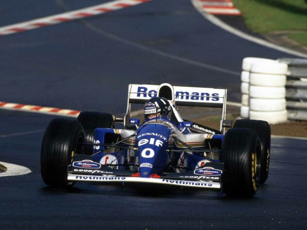 O FW16B, atualização do modelo inicial, chegou no GP da Alemanha. Com o novo carro Damon Hill conseguiu quatro vitórias e disputou o título contra Michael Schumacher até a corrida final. Foi também o carro da última vitória de Nigel Mansell na categoria