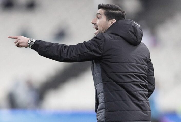 10 - Mau perdedor? - Abel Ferreira já mostrou diversas vezes como é obstinado por vencer. Contudo, o treinador parece não lidar bem com as derrotas. No Brasileirão de 2020, após ser derrotado por 2 a 0 pelo Flamengo, Abel menosprezou o volume ofensivo do Fla na partida. Já na final do Paulistão 2021, ele disse que o São Paulo não foi melhor que o Palmeiras nos dois jogos.