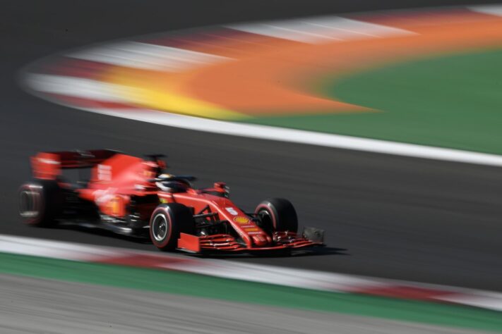 Sebastian Vettel enfrentou dificuldades com o carro da Ferrari e ficou apenas em 15º