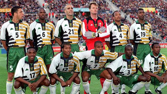 7- ÁFRICA DO SUL 1998: A seleção africana daquele ano entrou em campo para enfrentar a anfitriã França com um uniforme inspirado na cultura do continente africano. O primeiro uniforme era branco e verde com detalhes coloridos.