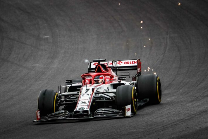 10) Longe das vitórias e até mesmo dos pontos, Kimi Räikkönen segue na Alfa Romeo para 2021. O campeão mundial de 2017 fecha esse top-10 com salário anual de £ 3,64 milhões (R$ 27,2 milhões)