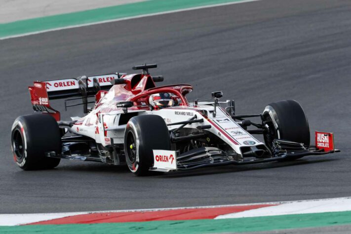 Kimi Räikkonen em ação no circuito português com o carro da Alfa Romeo