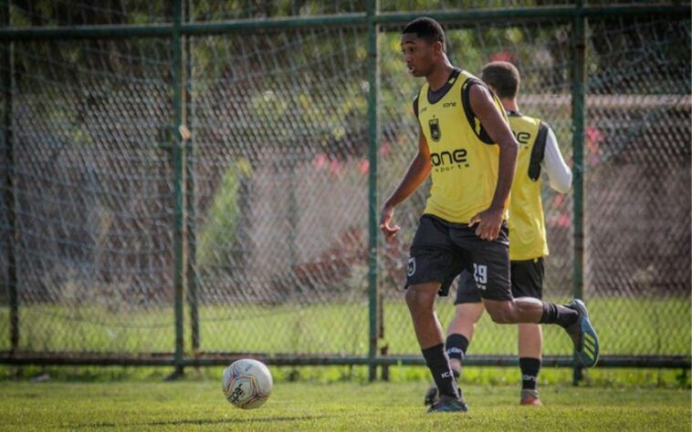 FECHADO - Depois de meses de negociação, o jovem Andrey é, oficialmente, jogador das divisões de base do Flamengo. O Volta Redonda, clube pelo qual o atacante foi integrado ao elenco profissional nesta temporada, informou o acerto pela transferência do jogador nesta quarta. O Voltaço mantém 50% dos direitos econômicos do atleta. Já o Flamengo tem a prioridade de compra de mais 20%