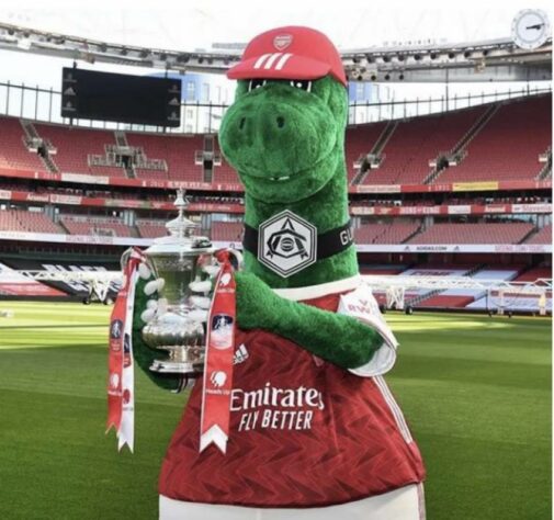 Como manobra para cortar custos, o Arsenal demitiu o funcionário Jerry Quy, responsável pela mascote Gunnersaurus há 27 anos. Mesut Ozil, meia do clube, resolveu ajudar: para tê-lo de volta, disse que pagará integralmente o salário dele enquanto for jogador dos Gunners.