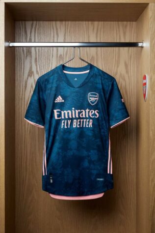 Com diferentes tons de azul, o novo terceiro uniforme do Arsenal traz um design nebuloso.  isso é posível graças ao azul marinho na camisa, que visa ilustrar as luzes e a atmosfera do Emirates Stadium durante uma partida noturna.
