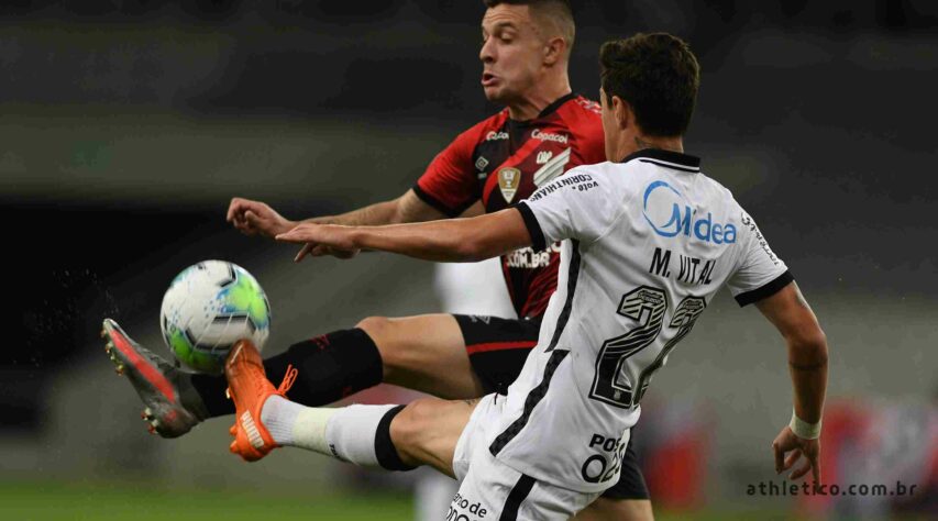 Sobe e Desce Athletico Paranaense - Sobe: Volume ofensivo: Furacão atacaou durante praticamente todo a partida e não desistiu em nenhum momento, criando várias oportunidades. Desce: Falta de competência - Equipe n~´ao conseguiu traduzir as oportunidades em gol e foi castigada no final da partida. 