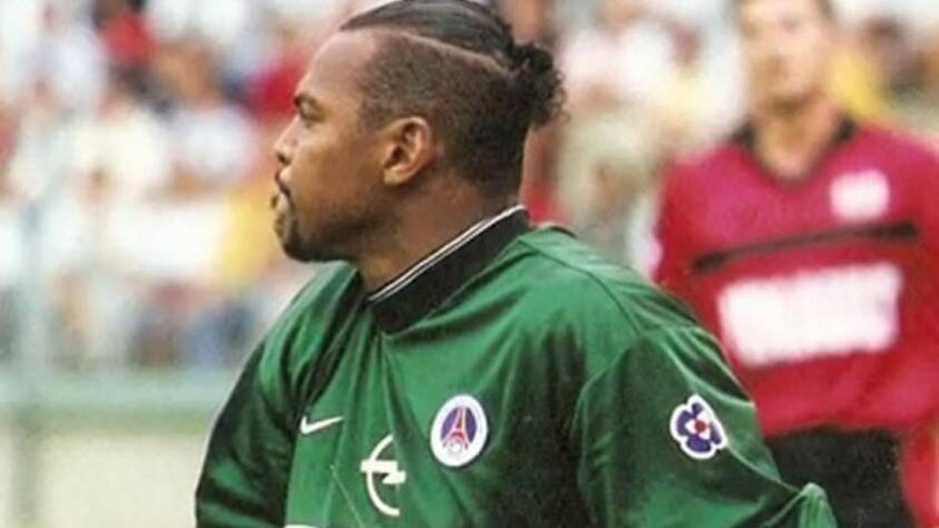 Bernard Lama – O ex-goleiro francês defendeu as redes do PSG por duas passagens - de 1992 a 1997 e de 1998 a 2000 - e foi escolhido por Mbappé para integrar o PSG histórico do craque.