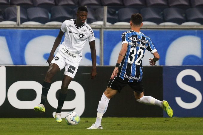 O Botafogo visitou o Grêmio em Porto Alegre e acabou derrotado por 3 a 1, pela 16ª rodada do Campeonato Brasileiro. O alvinegro teve muitas notas baixas, sendo a maior de Matheus Babi, autor do gol do Glorioso. Confira todas as avaliações do LANCE! (por Gabriel Grey).