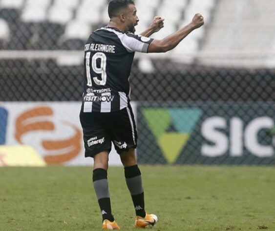 A dedicação fez de Caio Alexandre o melhor do Botafogo no "Clássico Vovô". O camisa 19 marcou o gol alvinegro no empate em 1 a 1 na manhã deste domingo. Confira as notas do Alvinegro no duelo - Por Vinícius Faustini (faustini@lancenet.com.br) 