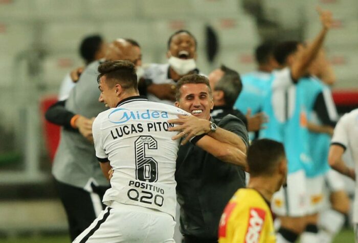 O Corinthians venceu o Athletici por 1 a 0, na Arena da Baixada, em jogo decidido no último lance. Walter e Everaldo, ambos do Corinthians foram decisivos e levaram a maior nota do jogo. Veja as atuações dos atletas do Timão e sobe e desce do Athletico. (Por Gabriel Santos)