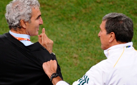 Já teve até técnico brasileiro brigando em Copa do Mundo. Na edição de 2010, quando a África do Sul bateu a França por 2 a 1, Raymond Domenech se recusou a cumprimentar Carlos Alberto Parreira. O francês alegou que o brasileiro teria dito que a França teve uma campanha péssima na Copa, sendo eliminada na fase de grupos.