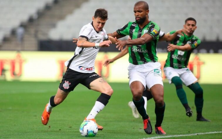 América-MG 1 x 1 Corinthians - Copa do Brasil 2020 - Um pênalti que mudou tudo. Lucas Piton disputava a bola dentro da área e, de costas, acabou tocando com o braço nela. O árbitro marcou o pênalti, confirmado após análise do VAR. Com o gol, o Coelho eliminou o Timão.