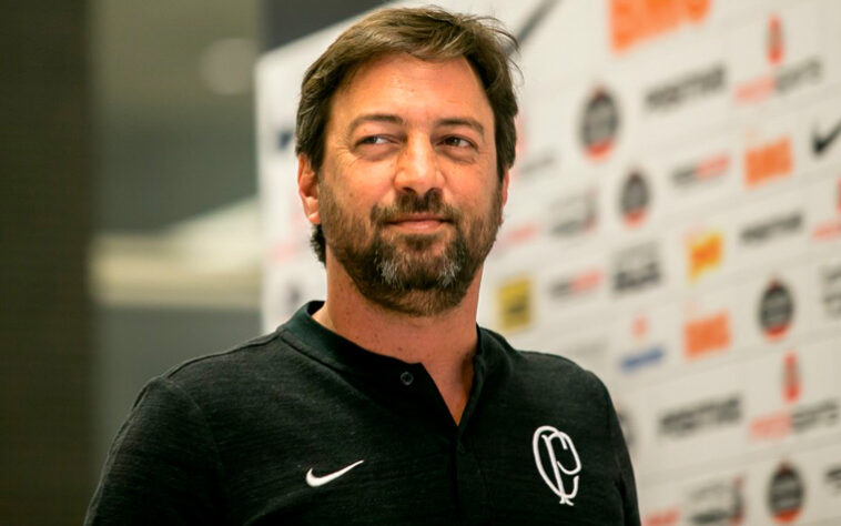 ESQUENTOU - O Corinthians admite a necessidade de contratar um novo atacante após a rescisão de contrato de Jô nesta semana, fruto de problemas externos. No entanto, a diretoria do clube alvinegro ainda não tem alvo definido no mercado. A direção corintiana vê alguns empecilhos para reforçar o elenco na janela de transferência que abrirá no dia 1° de julho. Os principais problemas são a falta de opções no cenário nacional.