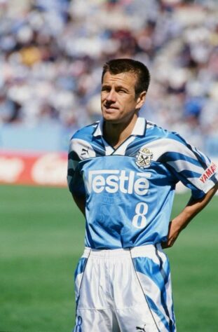 Outro ex-jogador brasileiro que se aventurou no futebol japonês é Dunga. O volante atuou no Jubilo Iwata, entre os anos de 1995 e 1998, vencendo o Japonês de 1997. Foram 99 jogos e 16 gols.