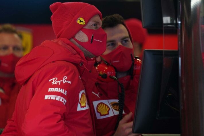Sebastian Vettel, piloto da casa, pegou um pouco de chuva e saiu para acenar para os poucos fãs nas arquibancadas centrais de Nürburgring