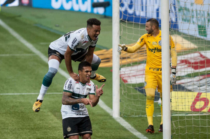 Coritiba: Sobe / Ousadia: teve coragem de jogar pelo chão, trocando passes de pé em pé desde o goleiro, em pleno Allianz Parque, e conseguiu fazer seu primeiro gol desta forma. Desce / Teimosia: sua virtude também foi seu defeito, pois insistiu demais em ‘jogar bonito’ em momentos de pressão do Palmeiras no jogo e isso acabou resultando no único gol dos mandantes.