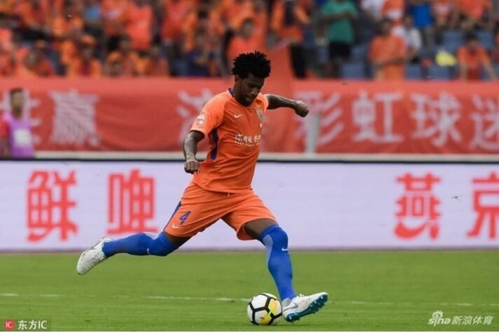 O zagueiro Gil, ídolo e atual titular do Corinthians, defendeu o Shandong Luneng, da China, por três anos, entre 2016 e 2019. Realizou 134 jogos e marcou onze gols.