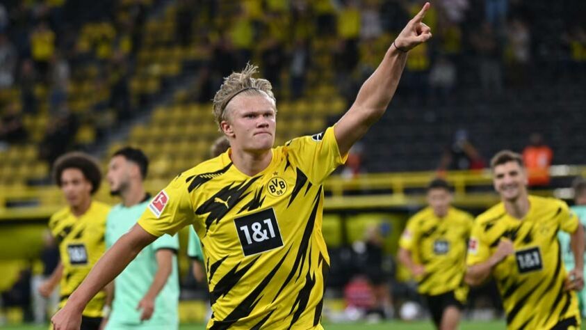 ESQUENTOU - Principal nome do Borussia Dortmund, o atacante Erling Haaland pode estar vivendo sua última temporada pelo clube alemão. De acordo com a imprensa alemã, os Aurinegros admitem que o jovem de 21 anos deixará o Signal Iduna Park após junho de 2022 e a busca por um substituto já começou. Embora tenha vínculo até 2024, Haaland tem uma cláusula em seu contrato que faz a multa rescisória valer 75 milhões de euros (R$ 463 milhões) ao término desta temporada. Se comparado a outras negociações, o valor é considerado baixo para alguns clubes, especialmente pelo talento do atleta.