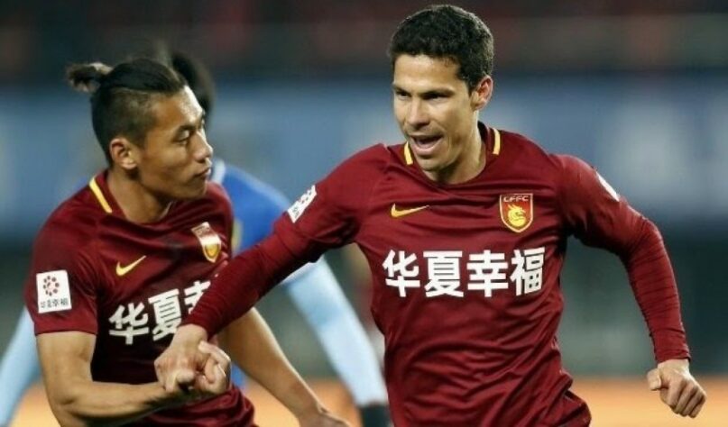 Hernanes é outro jogador que atuou no futebol chinês. Atual volante do São Paulo, ele jogou no Hebei Fortune, entre os anos de 2017, quando foi emprestado ao São Paulo  por um tempo e 2018. Fez vinte jogos e cinco gols na Ásia.