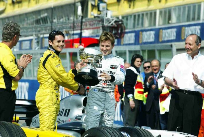 Ímola, em 2003, viu um momento curioso. Após o caótico GP do Brasil, Giancarlo Fisichella foi declarado o vencedor. Com isso, Kimi Räikkönen precisou devolver o troféu de primeiro lugar recebido no dia da corrida