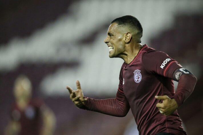 Atacante: José Sand - Idade: 41 anos - Clube: Lanus