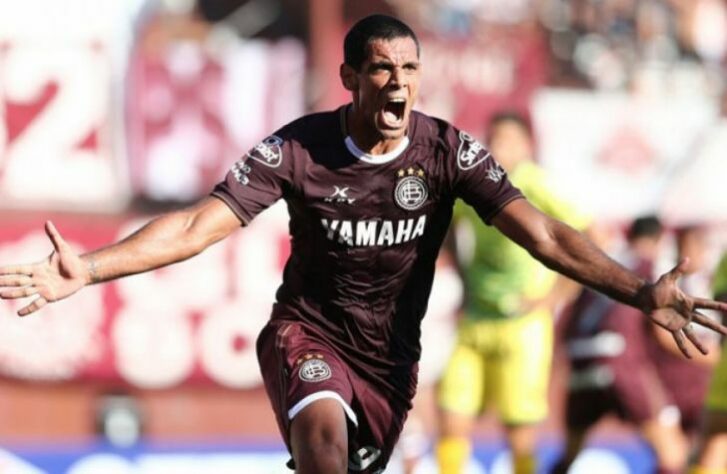 José Sand, de 40 anos, é atacante do Lanús e marcou dois gols na vitória por 3 a 2 em cima do Tricolor paulista. Ele jogou no Brasil em 2001/02, pelo Vitória. Lembrava dele?