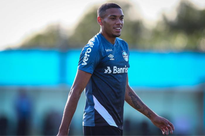 ESFRIOU - O Grêmio recusou uma proposta de € 3,5 milhões, R$ 22,9 milhões na cotação atual, do Genk, da Bélgica, pelo zagueiro Ruan. O Imortal só aceita vender por € 8 milhões, R$ 52,3 milhões na cotação atual.