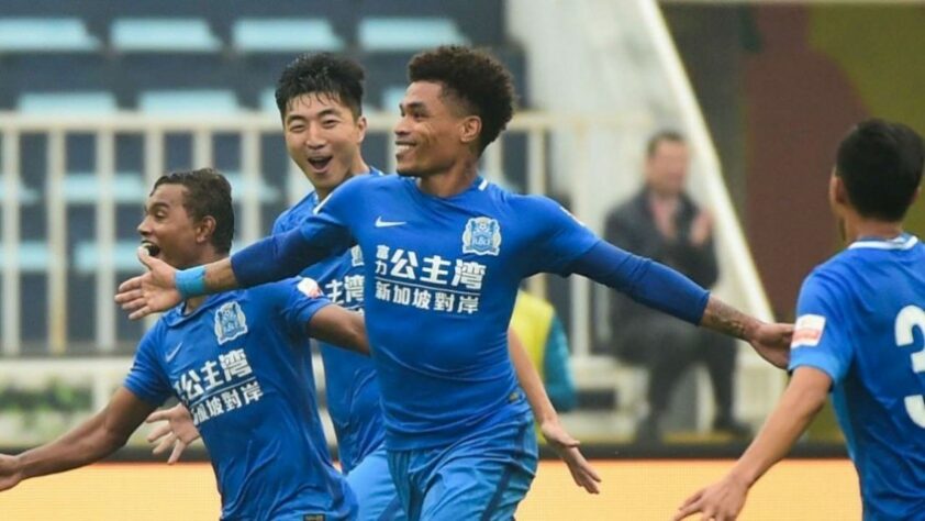 Ex-Corinthians, o volante Junior Urso também atuou no futebol chinês. Ele jogou no Shandong entre 2014 e 2016. Também passou pelo Guagzhou R&F, entre 2017 e 2019. Venceu a Copa da China pelo Shandong.