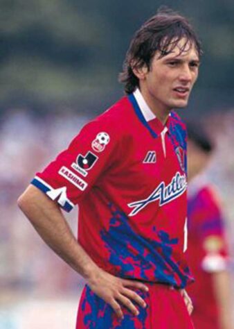 Leonardo, atual dirigente do PSG, também jogou no futebol japonês, Ele atuou no Kashima Antlers, entre os anos de 1994 e 1996. Foram 63 jogos e 36 gols marcados, vencendo o Japonês de 1996.