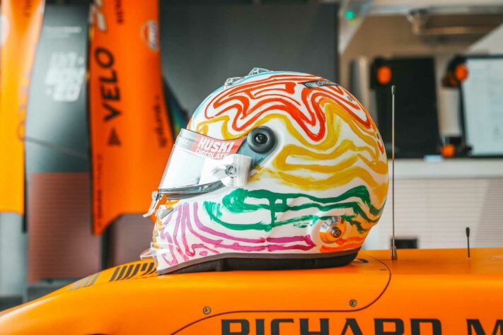 Carlos Sainz vai com um capacete novo para o GP de Eifel