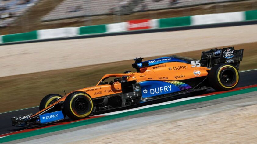 A McLaren andou bem no primeiro dia de treinos, com os dois pilotos no top-5
