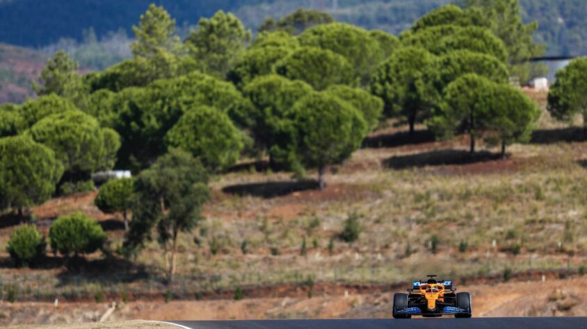 Carlos Sainz, sozinho, na pista portuguesa durante o TL1