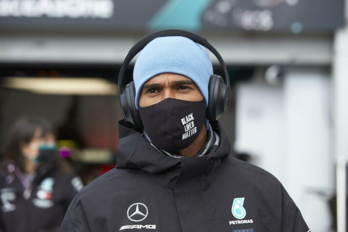 Lewis Hamilton exibe a máscara com 'Vidas Negras Importam'